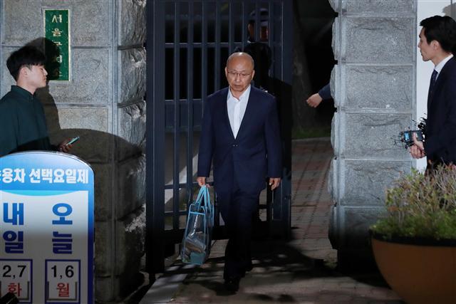 <YONHAP PHOTO-0039> '삼성물산 합병 압력' 문형표 전 장관 석방 (의왕=연합뉴스) 홍해인 기자 = 삼성물산과 제일모직 합병에 찬성하도록 국민연금관리공단에 압력을 넣은 혐의로 1·2심에서 실형을 선고받고 대법원에서 재판 중인 문형표 전 보건복지부 장관이 대법원의 구속 취소 결정으로 석방돼 15일 새벽 경기도 의왕시 서울구치소를 나서고 있다. 2018.5.15 hihong@yna.co.kr/2018-05-15 00:11:19/ <저작권자 ⓒ 1980-2018 ㈜연합뉴스. 무단 전재 재배포 금지.>