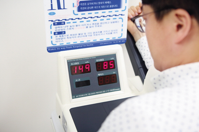 30~40대 고혈압 환자가 증가하는 추세다. 그러나 대다수가 젊다는 이유로 치료를 안 받거나, 치료 도중 임의로 약을 중단해 문제가 되고 있다.
[제공=강동경희대병원]