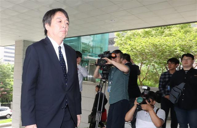 일본이 올해도 독도가 일본의 고유 영토라는 주장을 되풀이한 2018년판 외교청서를 각의에 보고한 것과 관련해 미즈시마 고이치 주한 일본대사관 총괄공사가 15일 오전 서울 종로구 외교부로 초치되고 있다.  [연합뉴스]