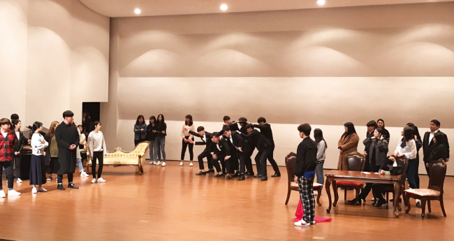 가천대 성악전공학생들이 오페라 ‘라 트라비아타’ 공연을 앞두고 14일 리허설을 하고 있다.[사진=가천대 제공] <br />　
가천대 성악전공학생들이 오페라 ‘라 트라비아타’ 공연을 앞두고 14일 리허설을 하고 있다.[사진=가천대 제공]
　