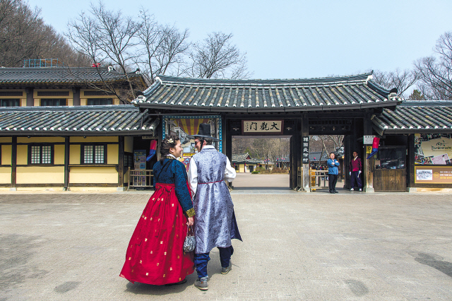 ① 곡성 4증기기관차 승강장.
② 용인 한국민속촌.
③ 단양 선사역사관 수양개빛터널.