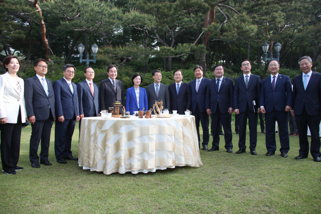 Senior officials from the government, the presidential office and the ruling party pose for a photo ahead of a trilateral meeting at the prime minister's residence in Seoul on May 15, 2018. (Yonhap)