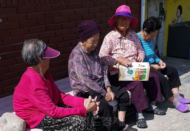 아바이마을 실향민과 다른주민들. 오른쪽부터 이하월(81ㆍ여) 여사와 장순월(82ㆍ여) 여사.