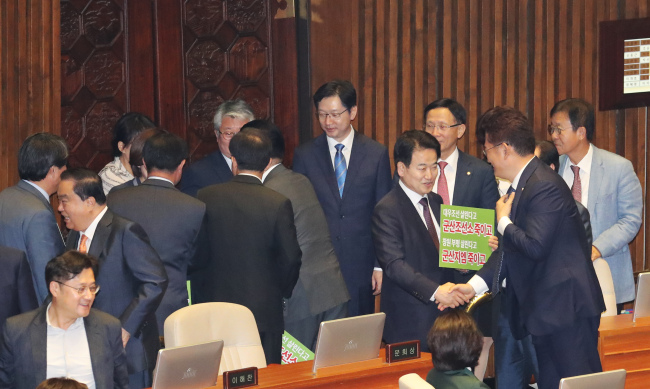 정세균 국회의장이 '6·13 지방선거' 출마의원들의 사직 안건 처리 등 국회 현안을 놓고 본회의를 소집한 14일 오후 민주평화당 의원들이 더불어민주당 의원들의 환영을 받으며 입장하고 있다. (사진=연합뉴스)
정세균 국회의장이 '6·13 지방선거' 출마의원들의 사직 안건 처리 등 국회 현안을 놓고 본회의를 소집한 14일 오후 민주평화당 의원들이 더불어민주당 의원들의 환영을 받으며 입장하고 있다. (사진=연합뉴스)