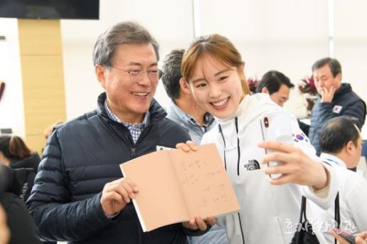 선물받은 대통령 시계(위)와 문 대통령의 자서전에 직접 사인을 받는 모습. [사진=김아랑 인스타그램]