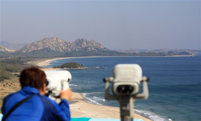 28일 동해안 최북단 통일전망대를 찾은 관광객들이 눈앞의 북한 땅을 구경하고 있다.  [연합뉴스]