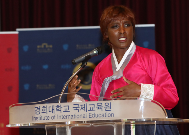 15일 오후 서울 동대문구 경희대학교에서 열린 '제21회 세계 외국인 한국어 말하기 대회'에서 프랑스에서 온 레일라 바 학생이 '내게 정서적 안정감을 주는 위계질서'를 주제로 말하고 있다. (사진=연합뉴스)