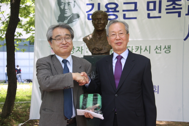 일본군 위안부 문제를 일본에서 최초 보도한 전 아사히신문 기자가 김용근 민족교육상을 받았다. 석은 김용근 선생 기념사업회는 15일 광주학생문화회관 잔디광장에서 열린 시상식에서 우에무라 다카시(59·植村隆·사진 왼쪽) 가톨릭대 초빙교수에게 제24회 김용근 민족교육상을 수여했다. (근로정신대 할머니와 함께하는 시민모임 제공=연합뉴스)
