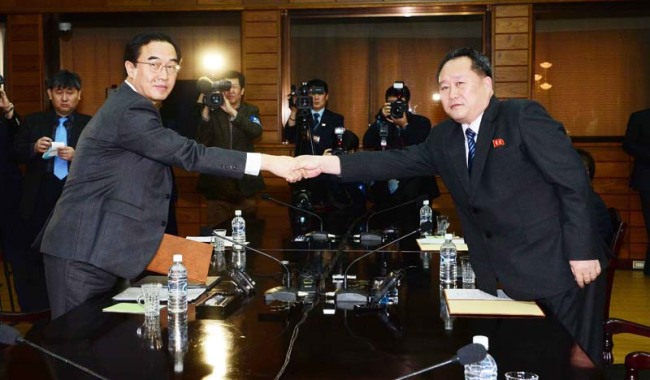 지난 3월 29일 판문점 북측 통일각에서 열린 남북고위급 회담에 참석한 조명균 통일부 장관과 북측 대표인 리선권 조평통 위원장이 회담을 마친 후 공동보도문을 서로 교환하고 악수하고 있다.[사진=연합뉴스]
지난 3월 29일 판문점 북측 통일각에서 열린 남북고위급 회담에 참석한 조명균 통일부 장관과 북측 대표인 리선권 조평통 위원장이 회담을 마친 후 공동보도문을 서로 교환하고 악수하고 있다.[사진=연합뉴스]