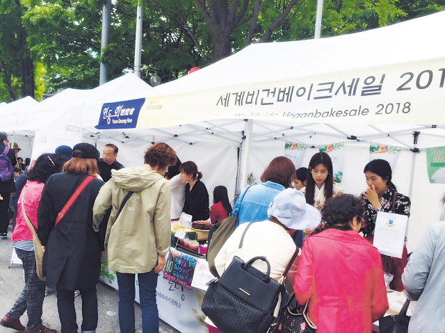 1.버터 없이 두유 크림으로 만든 ‘청포도 타르트’. 2.오일이 들어가지 않은 ‘오일프리 비건 머핀’. 현미유와 두부, 레몬즙, 3.아몬드가루를 넣어 만든 ‘호두피칸 비건 타르트’ 4.‘비건베이크세일’ 을 주관한 ‘한국고기없는월요일’ 의 이현주 대표. 5.비건 베이커리 대중화를 위해 직접 만든 빵으로 행사에 참가한 청년들.