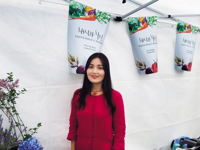 1.버터 없이 두유 크림으로 만든 ‘청포도 타르트’. 2.오일이 들어가지 않은 ‘오일프리 비건 머핀’. 현미유와 두부, 레몬즙, 3.아몬드가루를 넣어 만든 ‘호두피칸 비건 타르트’ 4.‘비건베이크세일’ 을 주관한 ‘한국고기없는월요일’ 의 이현주 대표. 5.비건 베이커리 대중화를 위해 직접 만든 빵으로 행사에 참가한 청년들.
