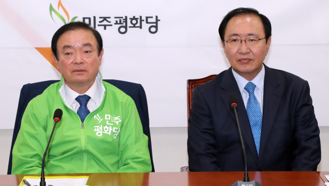 정의당 노회찬 원내대표(오른쪽)가 교섭단체 평화와 정의의 의원모임 원내대표 자격으로 민주평화당 의원총회에 참석해 장병완 원내대표와 나란히 앉아 있다. (사진=연합뉴스)