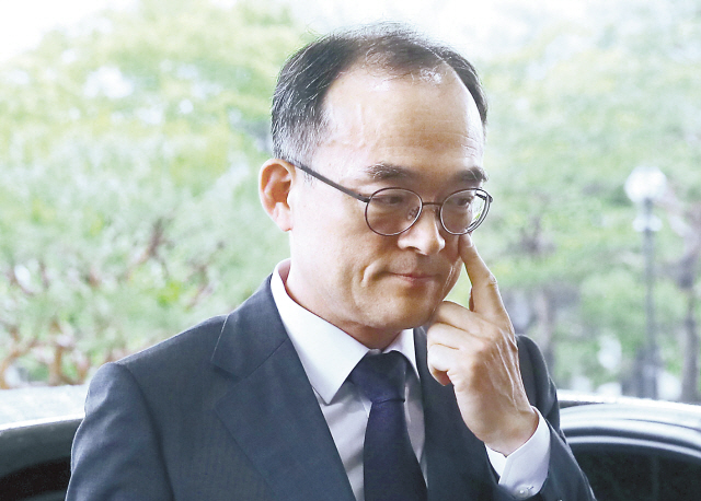 강원랜드 채용비리와 관련 수사지휘권 행사로 외압 논란에 휩싸인 문무일 검찰총장이 16일 서울 서초구 대검찰청으로 출근하고 있다.  [연합뉴스]