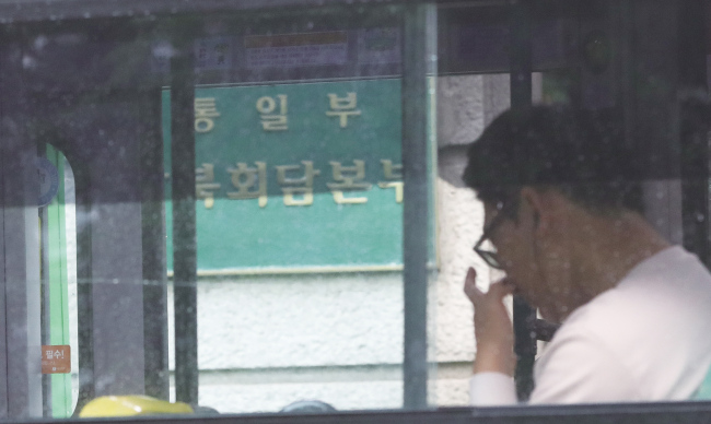 북한이 한국과 미국 공군의 대규모 연합공중훈련인 ‘맥스선더’훈련을 비난하며 16일 예정된 남북고위급회담을 중지한 가운데 서울 종로구 삼청동 남북회담본부 앞을 버스가 지나가고 있다.  [연합뉴스]
