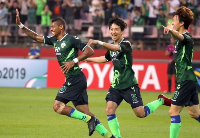 Jeonbuk Hyundai Motors players Ricardo Lopes, Lim Sun-young and Lee Jae-sung (from L) celebrate Lopes' first goal in their AFC Champions League round of 16 match against Buriram United in Jeonju, North Jeolla Province, on May 15. (Yonhap)