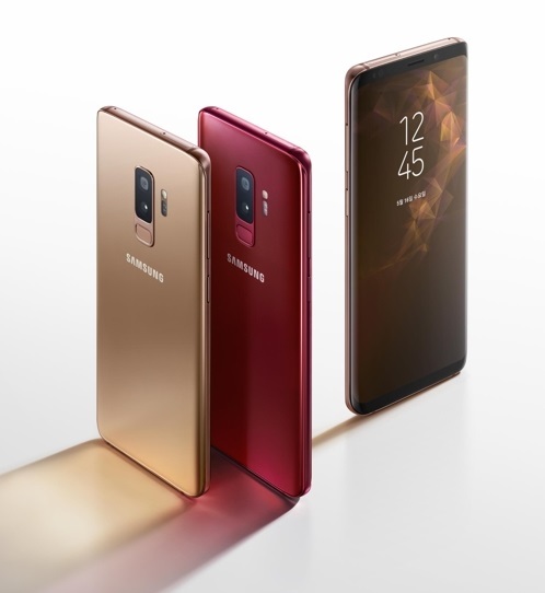 Shown in the picture released by Samsung Electronics Co. on May 16, 2018, are the red and gold editions of the Galaxy S9 smartphone. (Yonhap)