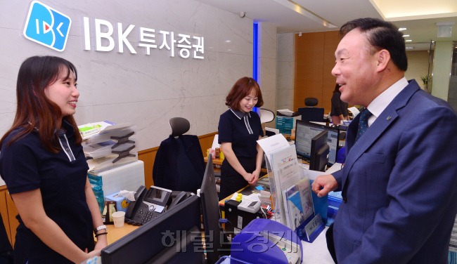 김영규 IBK투자증권 대표이사가 서울 여의도 IBK투자증권 본사에서 직원들과 대화를 나누고 있다. 그는 직원이 행복해야 고객이 행복하다고 강조했다. 정희조 기자/checho@heraldcorop.com