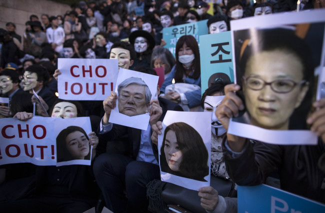 Korean Air employees wearing Guy Fawkes masks and uniforms stage a rally in Seoul on May 4, 2018, in protest of the abusing and mistreatment of the founding Cho family of Hanjin Group, its parent firm. (Yonhap)