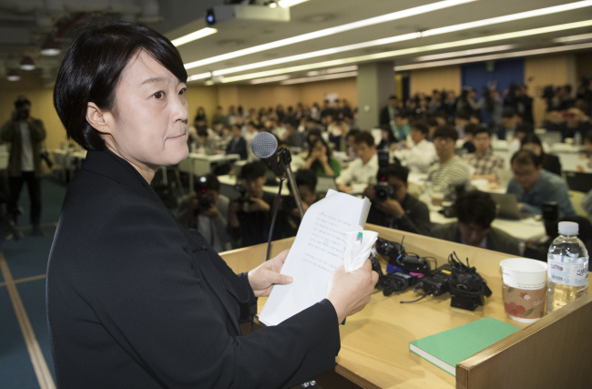 Naver CEO Han Seong-sook attends a press conference to discuss upcoming changes to the company’s online news and comment system, held at the Naver Partner Square in Gangnam-gu, southern Seoul on May 9. (Yonhap)