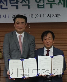 바이오톡스텍 강종구 대표(오른쪽)와 넥셀 한충성 대표가 협약을 맺고 양해각서를 교환하고 있다.