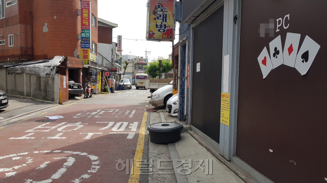 서울의 한 주택가 인근 어린이 보호구역. 학교 주변임에도 성인 PC방이 버젓이 운영 중이다. [사진=유오상 기자/osyoo@heraldcorp.com]