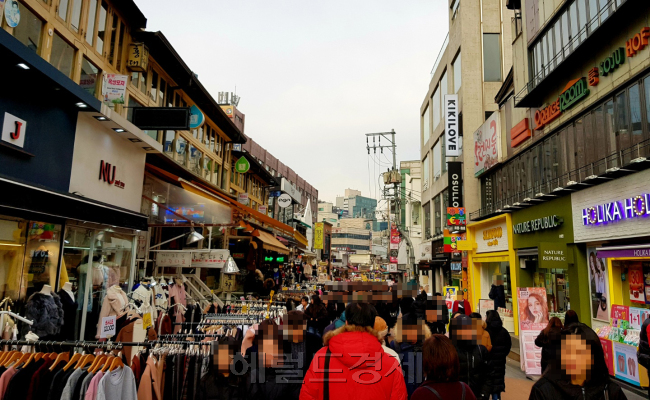 국내 외식 프랜차이즈 본사의 21%가 완전자본잠식 상태인 것으로 나타났다. 창업 전 신중한 검토가 필요하다. 사진은 홍대 상권 모습.  [헤럴드경제DB]