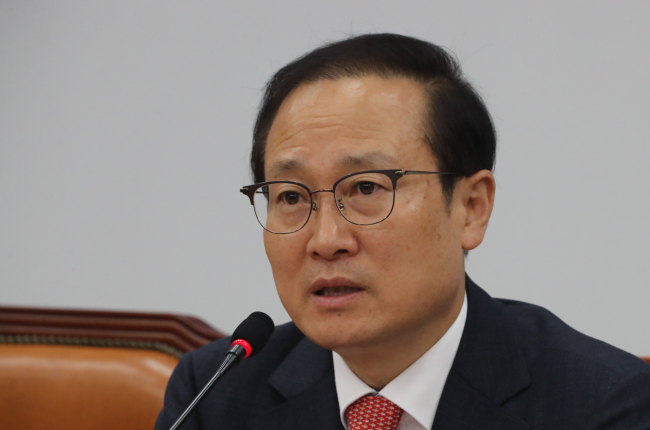 더불어민주당 홍영표 원내대표가 17일 오전 국회에서 열린 정책조정회의에서 발언하고 있다. (사진=연합뉴스)