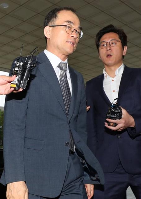 문무일 검찰총장이 17일 서울 서초동 대검 청사로 출근하고 있다.  [연합뉴스]