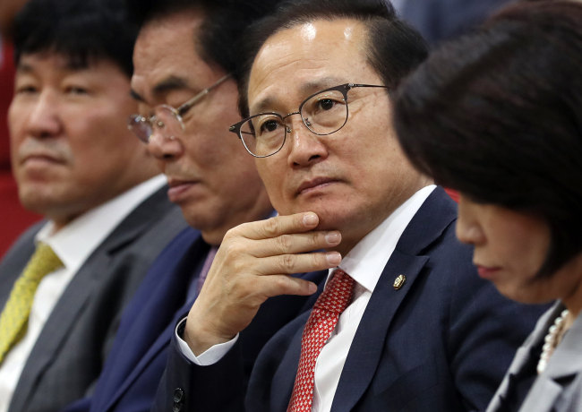 홍영표 더불어민주당 원내대표가 17일 오전 서울 여의도 국회의원회관에서 환노위 주최로 열린 '새로운 사회적 대화의 시작과 의미' 토론회에서 참석자의 발언을 듣고 있다.[사진=연합뉴스]
홍영표 더불어민주당 원내대표가 17일 오전 서울 여의도 국회의원회관에서 환노위 주최로 열린 '새로운 사회적 대화의 시작과 의미' 토론회에 참석해 참석자의 발언을 듣고 있다.[사진=연합뉴스]