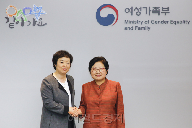 황수경(왼쪽) 통계청장이 17일 오전 서울 종로구 정부서울청사에서 여성가족부와 ‘여성안전 제고’ 및 ‘한부모 가족 지원 강화’를 위한 간담회에 앞서 기념촬영하고 있다.［사진=헤럴드경제DB］