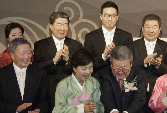 (From left) LG Group Chairman Koo Bon-moon, Vice Chairman Koo