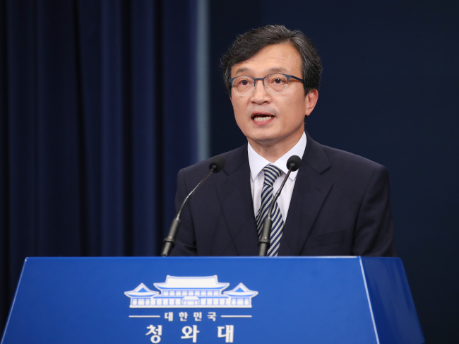 Cheong Wa Dae spokesman Kim Eui-kyeom briefs the media on Thursday's National Security Council meeting. Yonhap