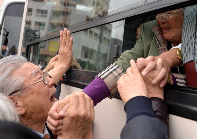 Families separated by the 1950-53 Korean War say goodbye to each other after a reunion held in 2015. (Joint Press Corps)