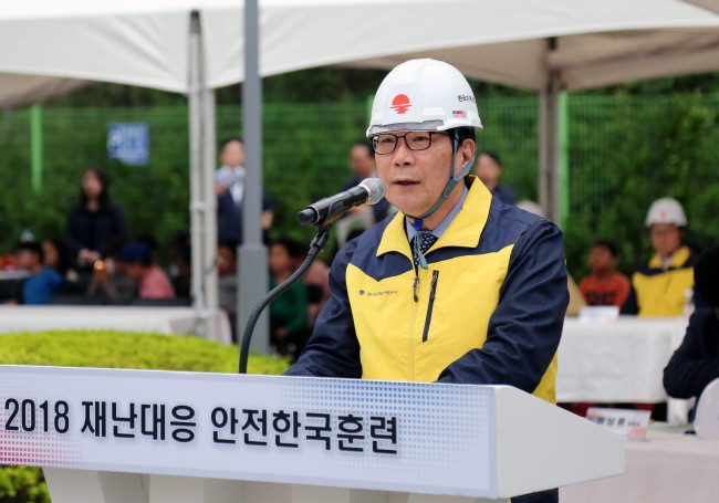 한국지역난방공사 김경원사장이 17일 실시한 재난대응 안전한국훈련에서 안전중요도를 역설하고있다.[사진=한국지역난방공사 제공]
한국지역난방공사 김경원사장이 17일 실시한 재난대응 안전한국훈련에서 안전중요도를 역설하고있다.[사진=한국지역난방공사 제공]