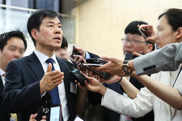 17일 감리위에 출석한 김태한 삼성바이오로직스 사장이 기자들의 질문에 답하고 있다.