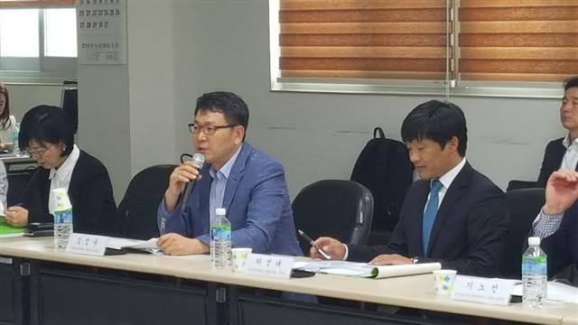 17일 충남 논산 양촌농협에서 열린 농산물 산지유통 정책 추진상황 점검 및 관계기관, 농업인 의견 수렴을 위한 현장간담회에서 김정욱 농식품부 유통소비정책관(가운데)이 인사말을 하고 있다.  [제공=한국농수산식품유통공사］