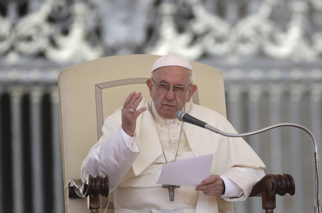 <YONHAP PHOTO-4886> Pope Francis reads his message during his weekly general audience in St. Peter's Square at the Vatican, Wednesday, May 16, 2018. Pope Francis warned Wednesday that the latest spasm of violence in the Holy Land is only hurting chances for peace, and called for revived efforts at dialogue and justice. (AP Photo/Alessandra Tarantino)/2018-05-16 18:41:45/ <저작권자 ⓒ 1980-2018 ㈜연합뉴스. 무단 전재 재배포 금지.>
<YONHAP PHOTO-4886> Pope Francis reads his message during his weekly general audience in St. Peter's Square at the Vatican, Wednesday, May 16, 2018. Pope Francis warned Wednesday that the latest spasm of violence in the Holy Land is only hurting chances for peace, and called for revived efforts at dialogue and justice. (AP Photo/Alessandra Tarantino)/2018-05-16 18:41:45/ <저작권자 ⓒ 1980-2018 ㈜연합뉴스. 무단 전재 재배포 금지.>