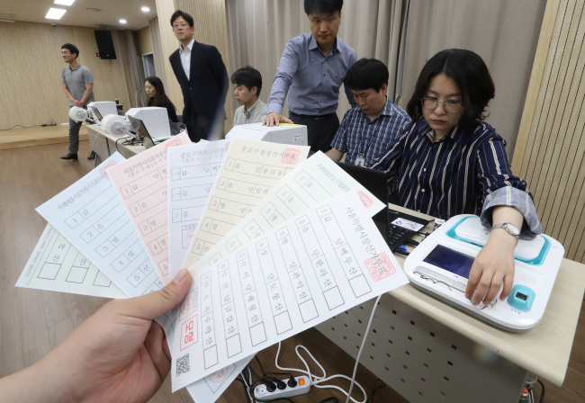 <YONHAP PHOTO-4422> 사전투표 모의실험 (서울=연합뉴스) 신준희 기자 = 17일 서울 가회동 사전투표소에서 선관위 관계자들이 6.13 전국동시지방선거 사전투표 모의실험을 하고 있다. 2018.5.17 hama@yna.co.kr/2018-05-17 14:35:32/ <저작권자 ⓒ 1980-2018 ㈜연합뉴스. 무단 전재 재배포 금지.>
<YONHAP PHOTO-4422> 사전투표 모의실험 (서울=연합뉴스) 신준희 기자 = 17일 서울 가회동 사전투표소에서 선관위 관계자들이 6.13 전국동시지방선거 사전투표 모의실험을 하고 있다. 2018.5.17 hama@yna.co.kr/2018-05-17 14:35:32/ <저작권자 ⓒ 1980-2018 ㈜연합뉴스. 무단 전재 재배포 금지.>