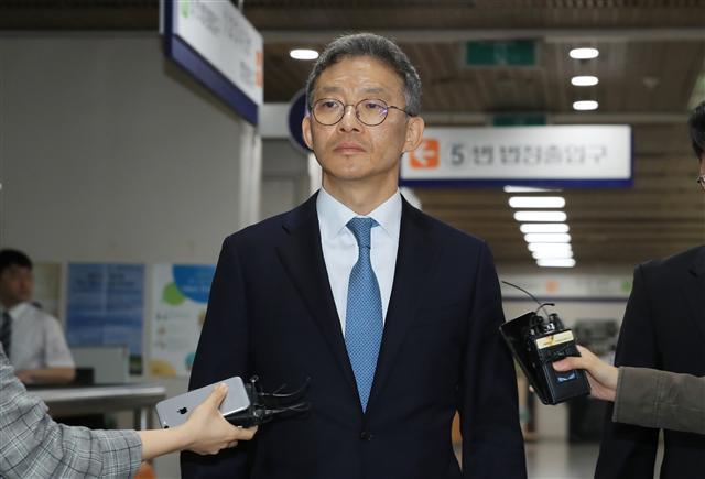 <YONHAP PHOTO-1568> 법정 향하는 안태근 (서울=연합뉴스) 서명곤 기자 = 자신이 성추행한 서지현 검사에게 인사보복을 한 혐의로 불구속 기소된 안태근 전 검사장이 18일 오전 서울 서초구 서울중앙지법에서 열린 첫 공판에 출석하기 위해 법정으로 향하고 있다. 2018.5.18 seephoto@yna.co.kr/2018-05-18 10:14:00/ <저작권자 ⓒ 1980-2018 ㈜연합뉴스. 무단 전재 재배포 금지.>