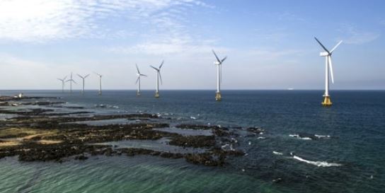 Offshore wind turbines near the southern coast of Jeju Island are seen in this photo provided by the state-run Korea South-East Power Co. on Nov. 17, 2017. (Yonhap)