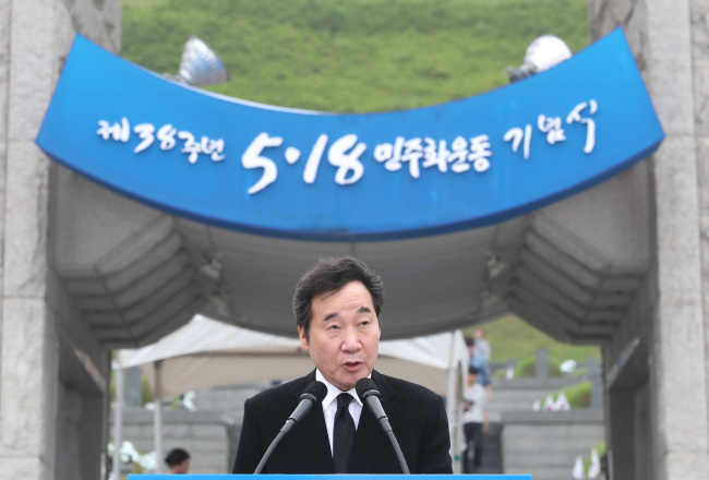 Prime Minister Lee Nak-yon gives a speech commemorating the May 18 democracy movement which occurred in the southwestern city of Gwangju at the May 18th National Cemetery on Friday. (Yonhap)