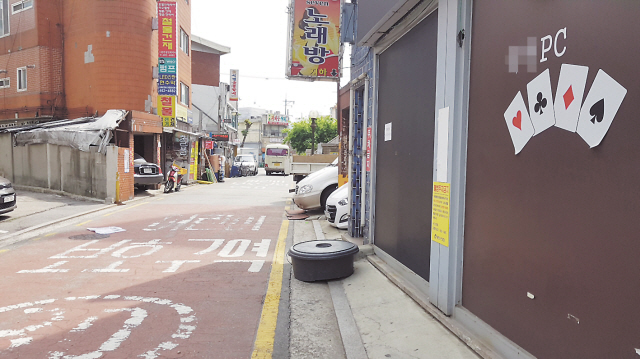 서울의 한 주택가 인근 어린이 보호구역. 학교 주변임에도 성인 PC방이 버젓이 운영 중이다.  유오상 기자/osyoo@