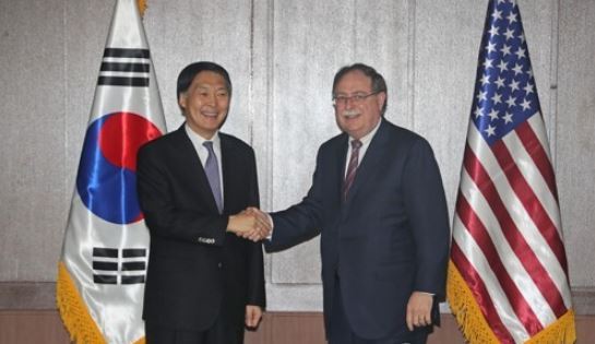 This photo, taken April 11, 2018, shows Chang Won-sam (L), the South Korean diplomat in charge of the defense cost sharing negotiations, shaking hands with Timothy Betts, deputy assistant secretary for plans, programs and operations at the U.S. State Department, before their talks on South Korea's southern resort island of Jeju. (Yonhap)
