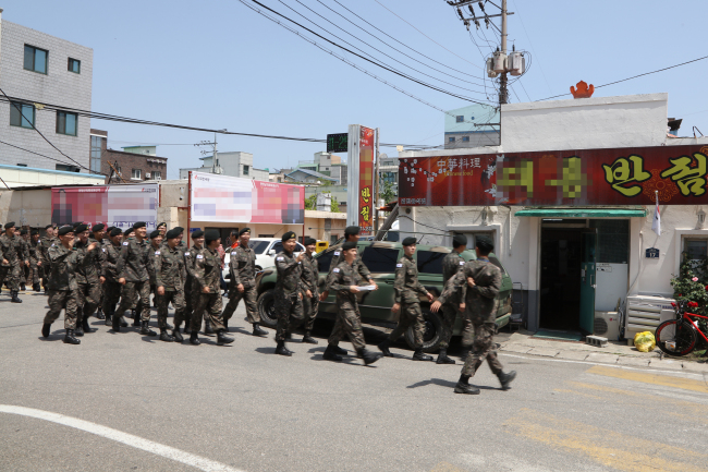 In this photo provided by the Yangyang municipal government, troops are seen leaving their base to go out for lunch on May 14, 2018. (Yonhap)