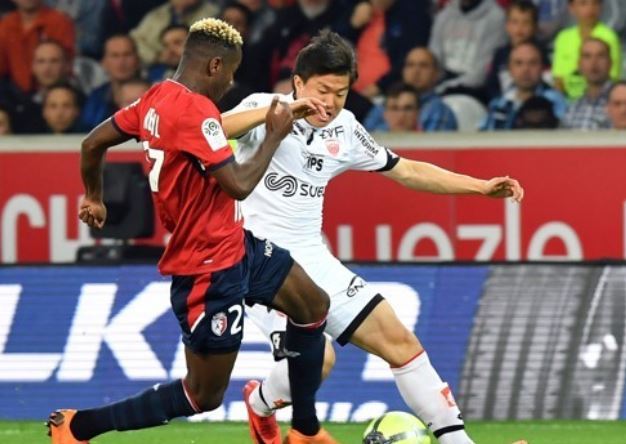 Dijon FCO's South Korean midfielder Kwon Chang-hoon (right) (Yonhap)