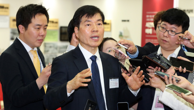 Samsung BioLogics CEO Kim Tae-han speaks to reporters before attending a session at the Financial Services Commission (FSC) in Seoul on May 17, 2018, on suspected accounting irregularities involving his firm. (Yonhap)