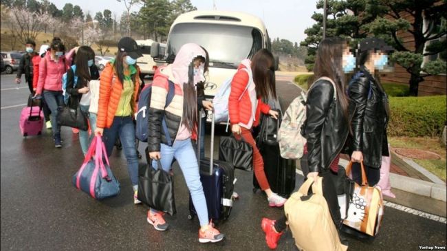 This file photo provided by the Ministry of Unification shows North Korean restaurant workers arriving in South Korea in April 2016. (Yonhap)