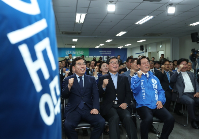 20일 열린 더불어민주당 경기도당 선거대책위원회 발대식.사진왼쪽부터 양기대 전 광명시장, 전해철 의원, 이재명 경기지사 예비후보.[사진제공=명캠프]
20일 열린 더불어민주당 경기도당 선거대책위원회 발대식.사진왼쪽부터 양기대 전 광명시장, 전해철 의원, 이재명 경기지사 예비후보.[사진제공=명캠프]