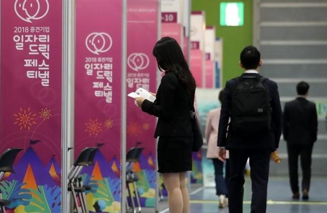 지난 10일 서울 강남구 SETEC에서 열린 ‘중견기업 일자리드림 페스티벌’에서 참석자들이 관련 부스에서 일자리 상담을 받기 위해 기다리고 있다.  [연합뉴스]