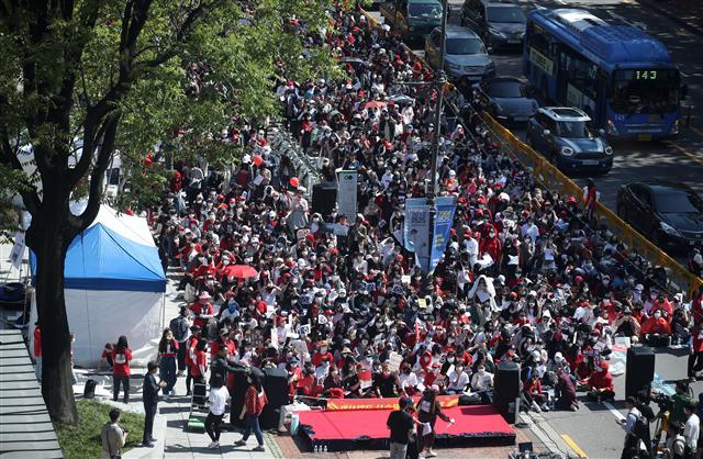 지난 19일 오후 서울 종로구 마로니에에서 열린 집회에 1만2000명의 참가자가 운집했다.
[연합뉴스]